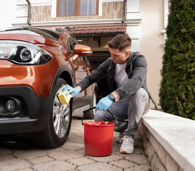 Lavage auto à domicile Paussac-et-Saint-Vivien : professionnel intervenant sur un véhicule